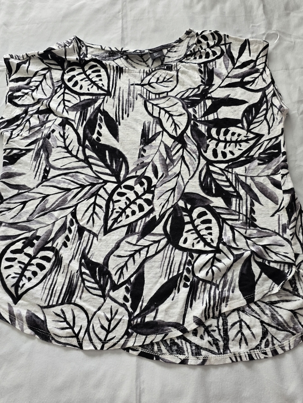 Tahari Black & White Leaf-Print 100% Linen Top Short Sleeve Tee Sz L Lightwieght